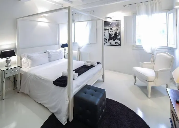 德拉法萨纳拉酒店 *