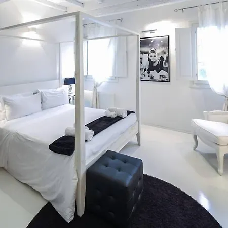 德拉法萨纳拉酒店 *