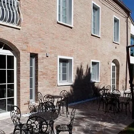 德拉法萨纳拉酒店 *